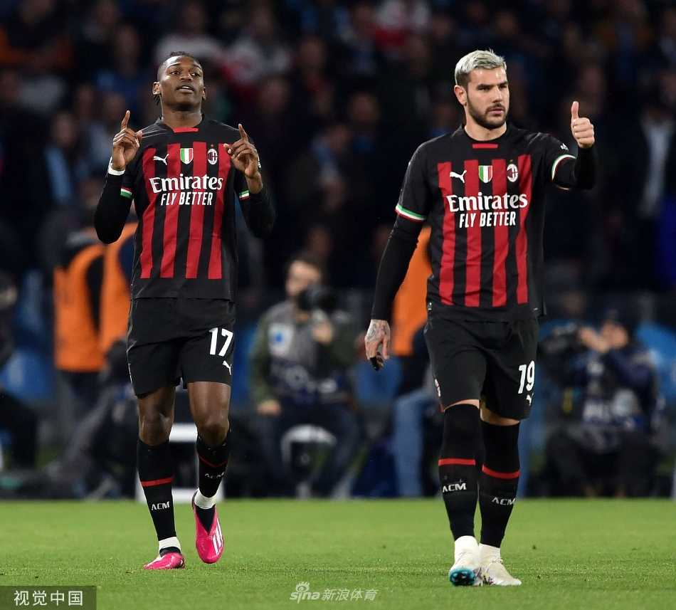 米兰中场卜拉欣·迪亚斯在攻入球队第二球后兴奋地滑跪庆祝，背景中主场球迷的看台一片沉寂。