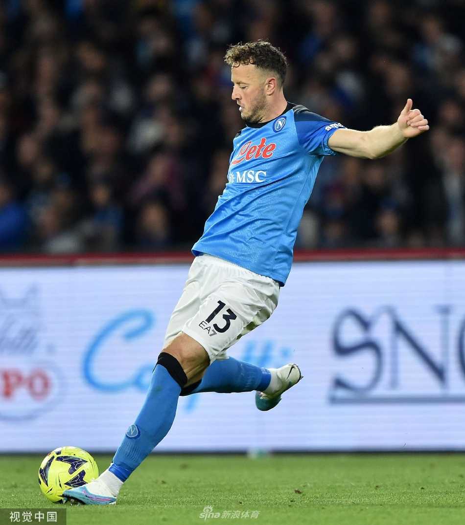 进球功臣莱奥在比赛中带球疾进，那不勒斯防守球员在他身后奋力回追却难以赶上其步伐。