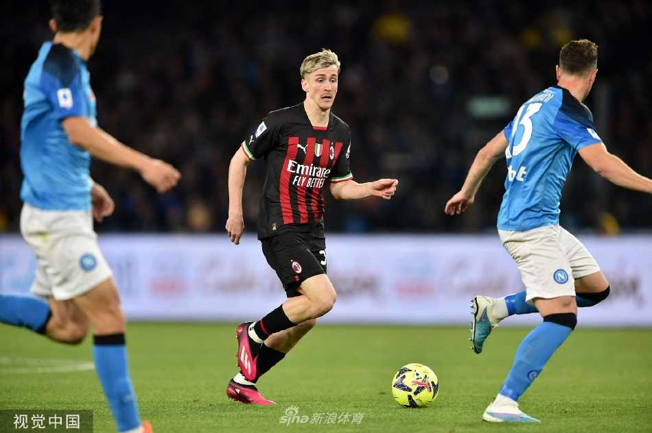 比赛结束后，AC米兰全队围拢在一起相互鼓舞庆祝，在客场璀璨的灯光下分享这难忘的胜利时刻。