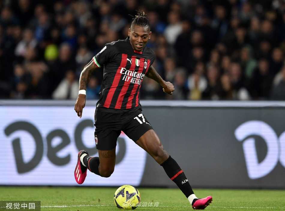 米兰替补奇兵萨勒马科尔斯打入第四球后狂喜奔跑，张开双臂仿佛要拥抱整个绿茵场。