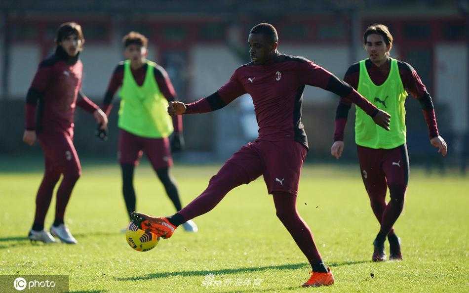 门将多纳鲁马飞身侧扑，身体完全舒展在冰冷的草地上，指尖奋力触碰皮球的瞬间仿佛凝固了时间，他用一次次神扑捍卫着红黑防线的最后尊严