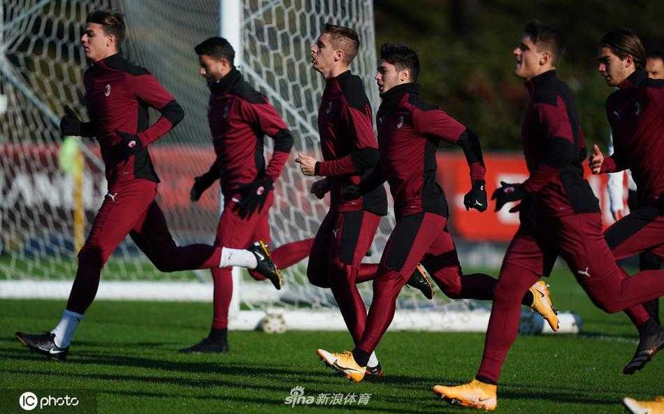 特奥·埃尔南德斯高速带球突进，金色长发在风中如旗帜般飘扬，身后的防守球员只能望尘莫及，这瞬间仿佛让人看到了他在左路划出的致命弧线