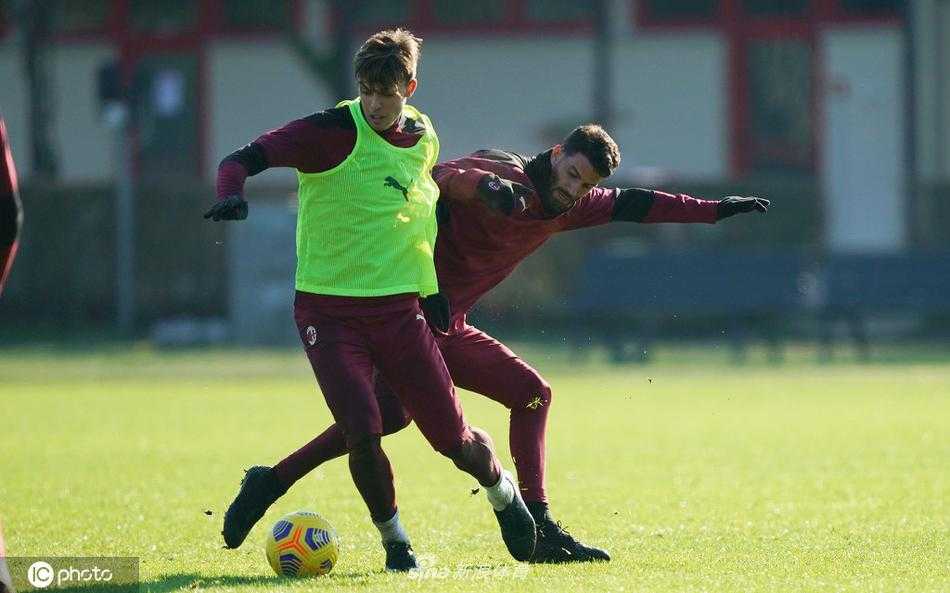 冬阳穿透米兰内洛的树梢，队长袖标在伊布的臂膀上闪闪发光，他正用标志性的霸气球姿引领全队冲刺，每一次触球都仿佛在向寒冬宣战