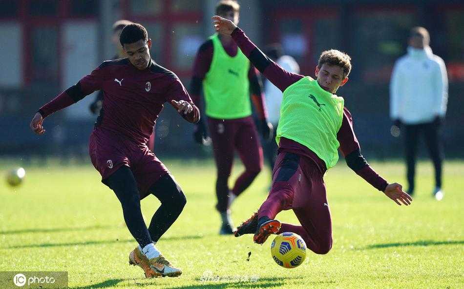 训练结束夕阳西下，全队围成一圈互相鼓劲，皮奥利站在圈中挥动着手臂，每个人的影子被拉得很长，却凝聚成一个不可分割的整体