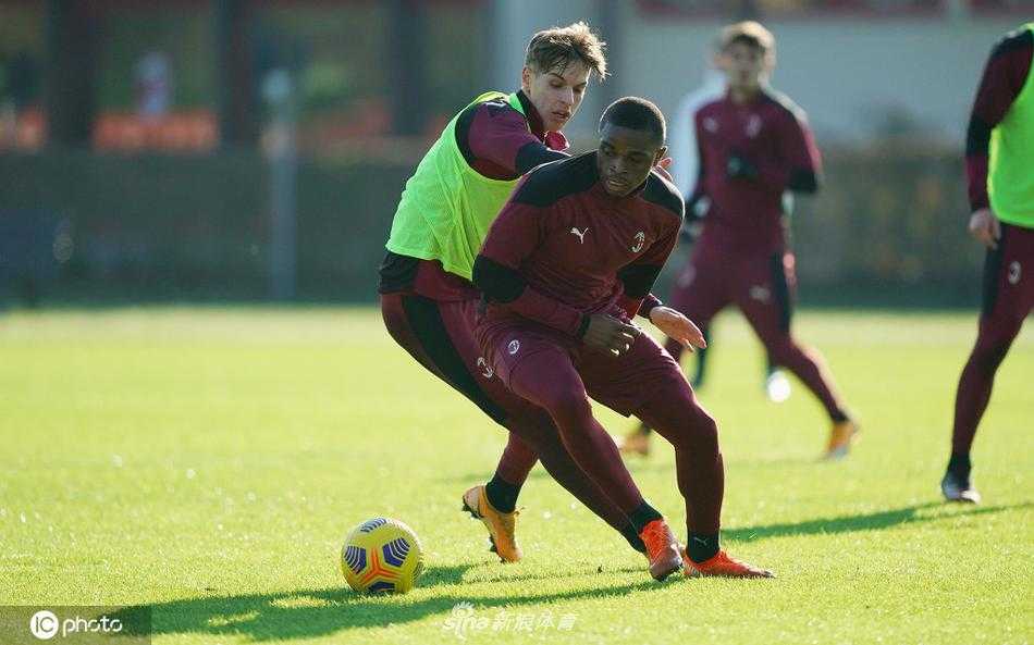 恰尔汗奥卢在定位球训练中罚出一道完美弧线，皮球绕过人墙直挂死角，土耳其魔术师的脚法在这一刻化作艺术品，连场边的教练组都为之驻足鼓掌