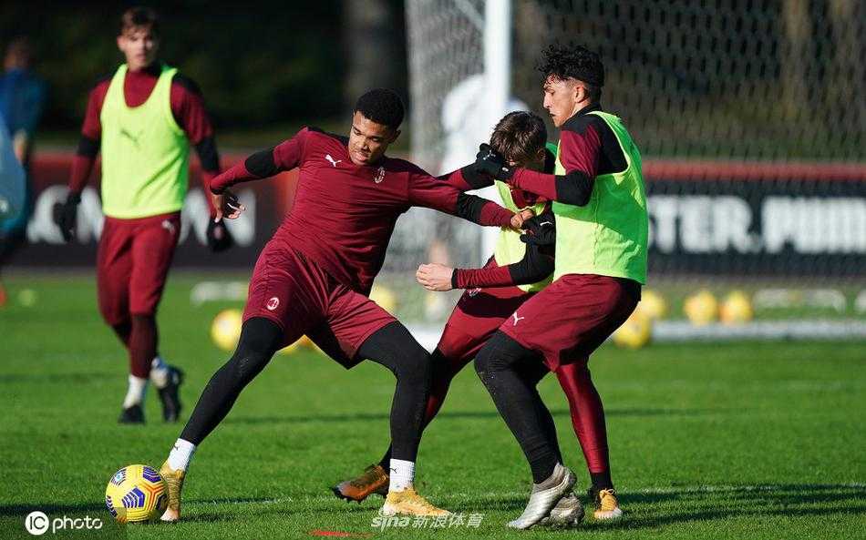 中场铁三角凯西、托纳利和本纳塞尔在圈抢练习中如齿轮般精密协作，凯西用强壮的身体护住皮球，眼神中透露出与年龄不符的沉稳与霸气