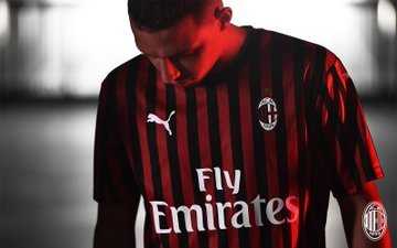 在米兰之家，贝纳塞尔与俱乐部传奇马尔蒂尼亲切握手，眼神中充满了对未来的坚定与期待。