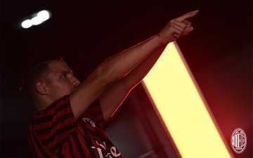 米兰南看台的死忠球迷们高举旗帜，热烈欢迎这位新援的到来，标语上写着：“欢迎，贝纳塞尔！”。