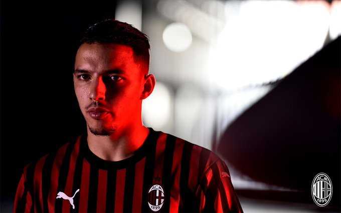 贝纳塞尔在米兰内洛训练基地首次触球，他娴熟地盘带，脸上洋溢着享受足球的灿烂笑容。