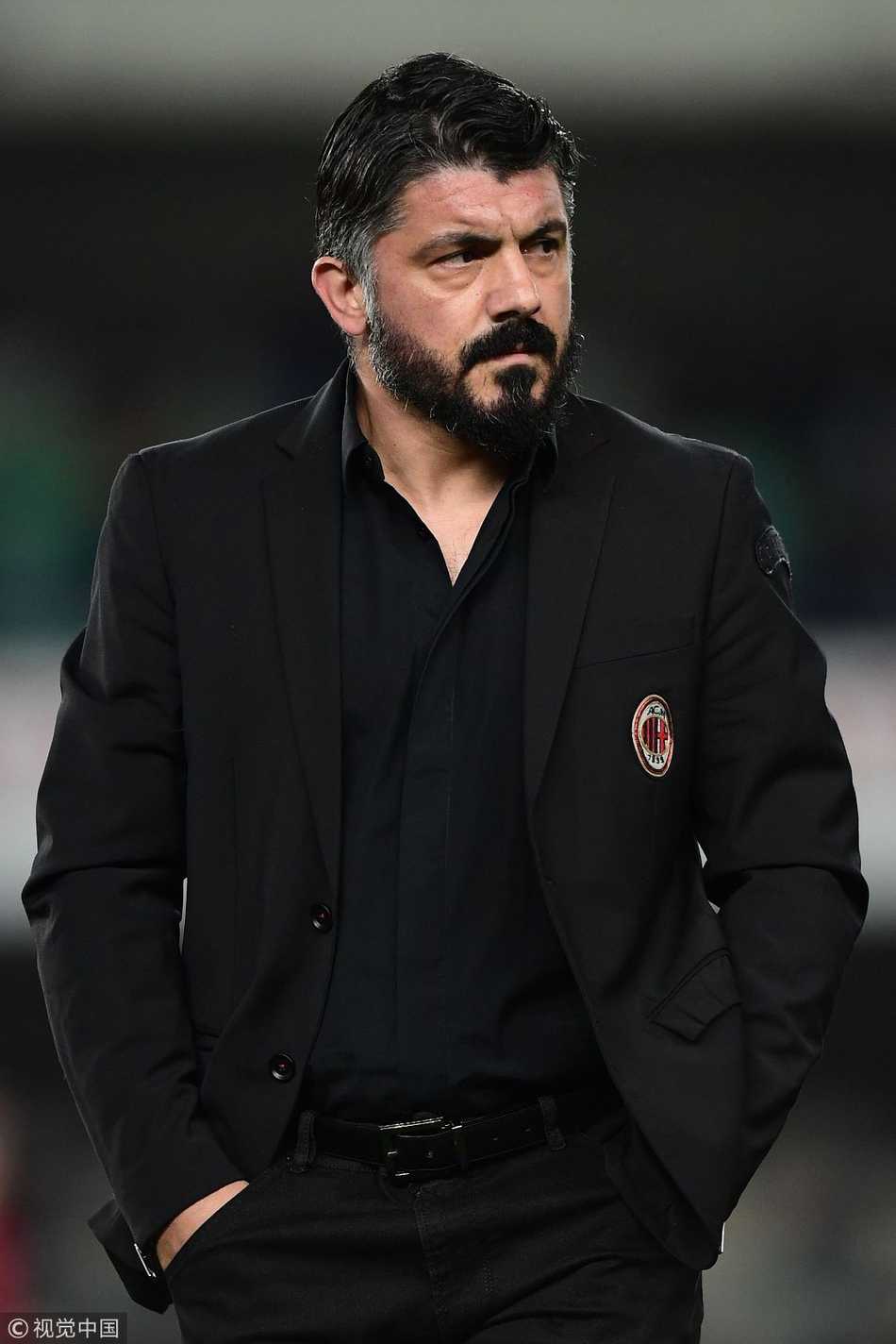 穆萨基奥握拳怒吼，与队友忘情庆祝这来之不易的客场胜利，脸上写满坚毅