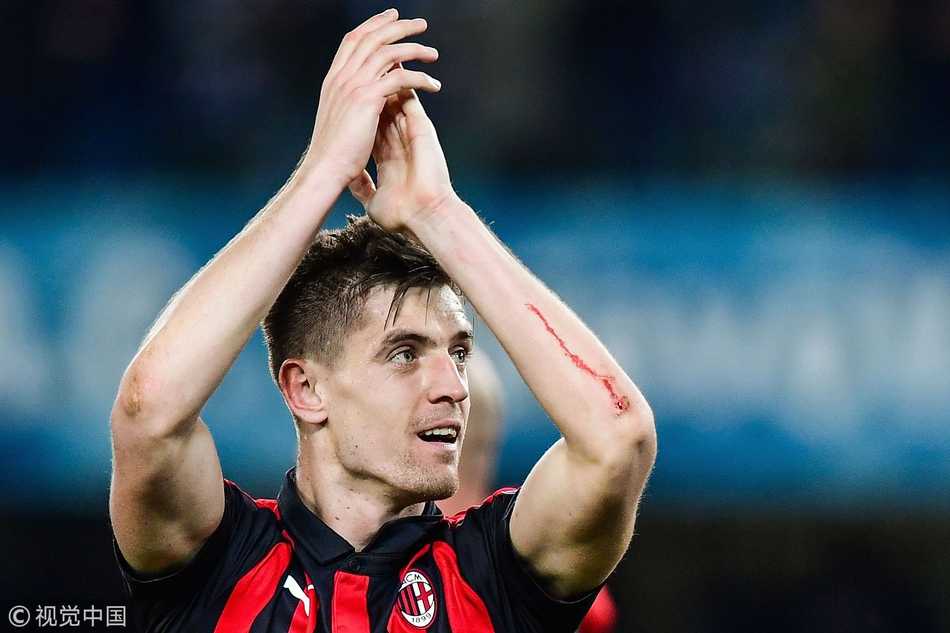 皮亚特克又进球了！他张开双臂尽情飞奔，享受队友和全场球迷的顶礼膜拜