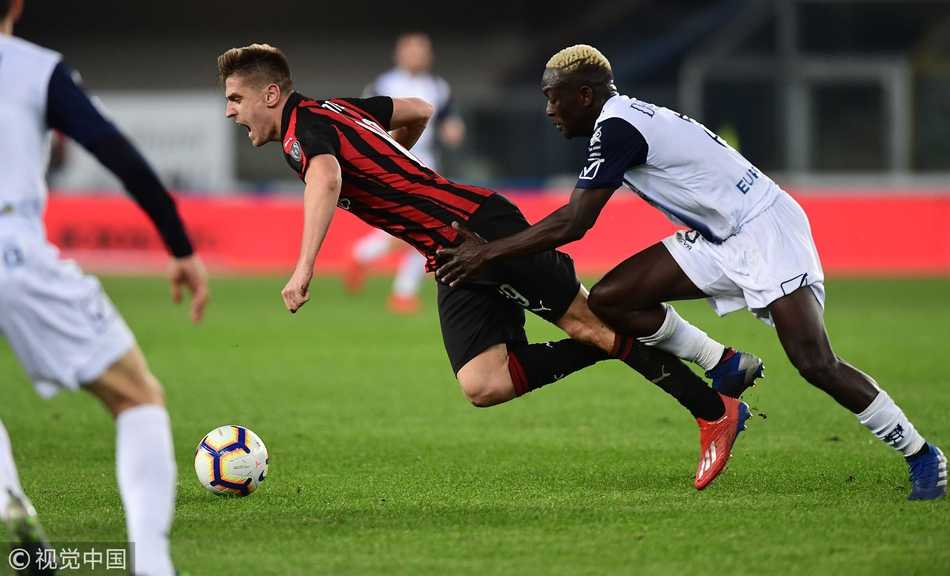 皮亚特克赛后独自面向南看台，双手合十向远征的米兰球迷致以最诚挚的谢意