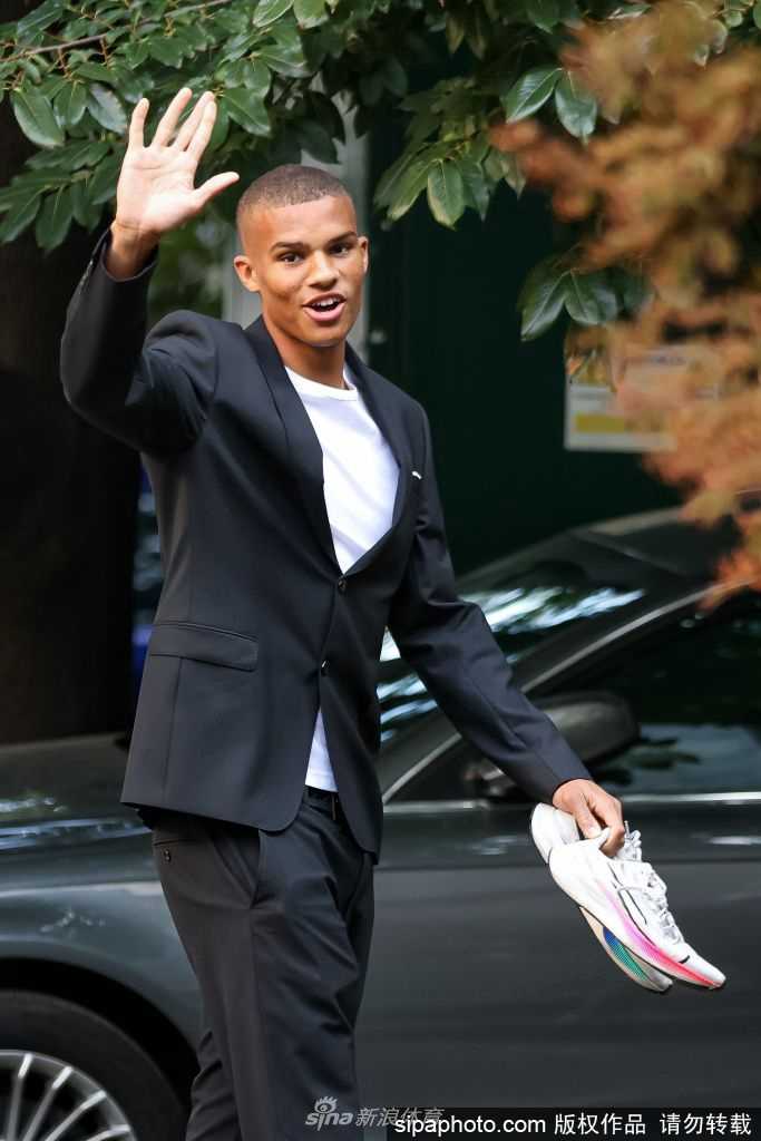 蒂奥在签约完成后，正细致地审视面前的合同文件，神情专注，一旁摆放着象征AC米兰俱乐部的红色黑色圆珠笔，预示着一段全新旅程的开始。