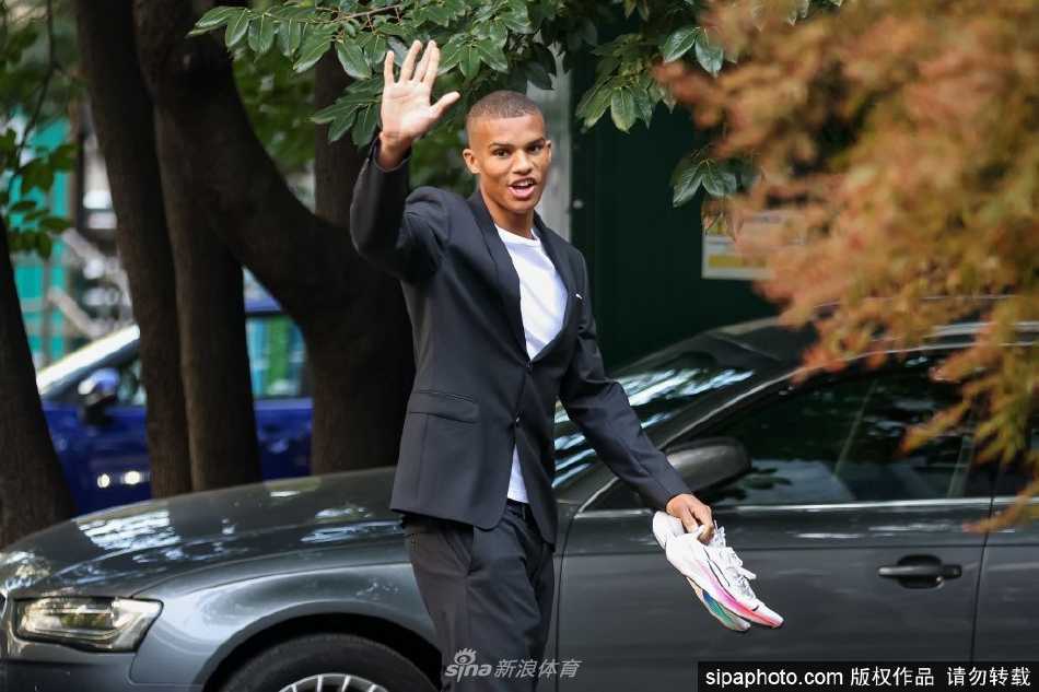 蒂奥与俱乐部官员握手致意，背景是AC米兰的队徽，画面定格了双方达成合作这一重要瞬间，充满仪式感与对未来的期待。