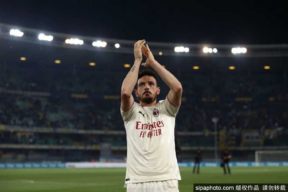 弗洛伦齐与队友在训练中击掌庆祝，展现红黑军团团队凝聚力