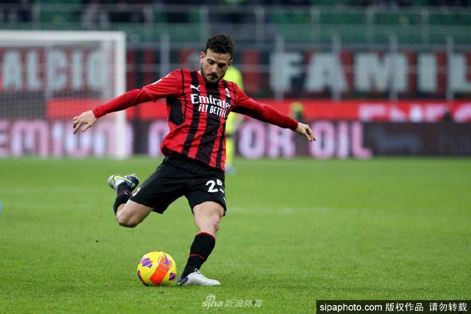 弗洛伦齐在圣西罗球场激烈比赛中高速带球突破对手防线