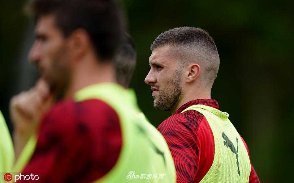 主教练詹保罗双手叉腰站在战术板前，目光如炬地向弟子们讲解跑位路线，阳光在他紧绷的侧脸上勾勒出坚毅的线条