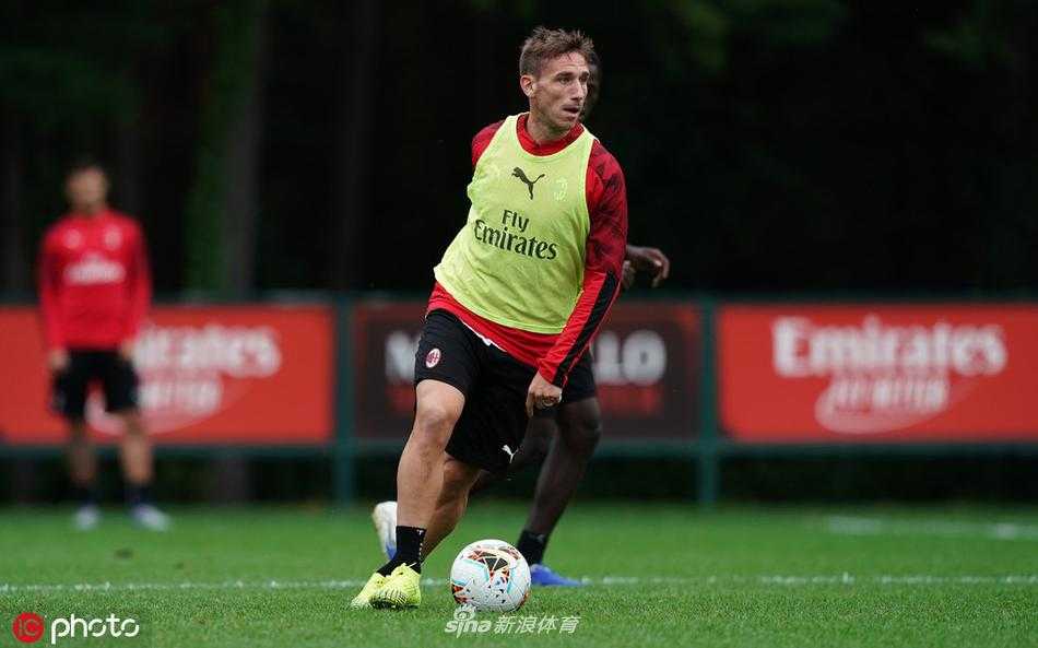 多纳鲁马舒展长臂单掌托出对方极具威胁的弧线球射门，阳光下他手臂肌肉线条分明，身后是瓦雷泽训练基地的绿色看台