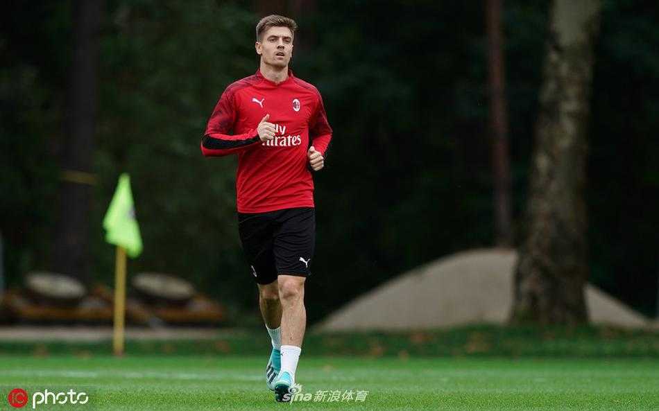 本纳塞尔与恰尔汗奥卢在狭小空间内完成二过一撞墙配合，土耳其中场随后送出一记撕破防线的直塞，凯西高速插上