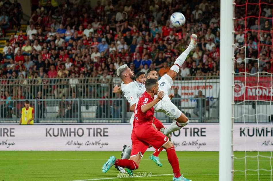 点球大战中，AC米兰球员与蒙扎球员在中圈附近紧张地相互搭肩，屏息凝神注视罚球点