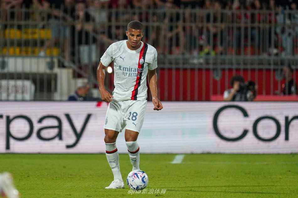 AC米兰全队簇拥着冠军奖杯合影庆祝，每个人的脸上都洋溢着胜利的喜悦