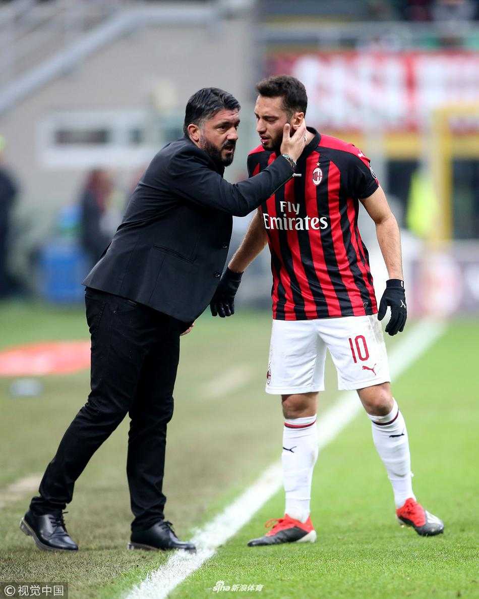 加图索在场边激情指挥，双手用力挥舞，仿佛要把他球员时代的斗魂传递给场上的每一位弟子。