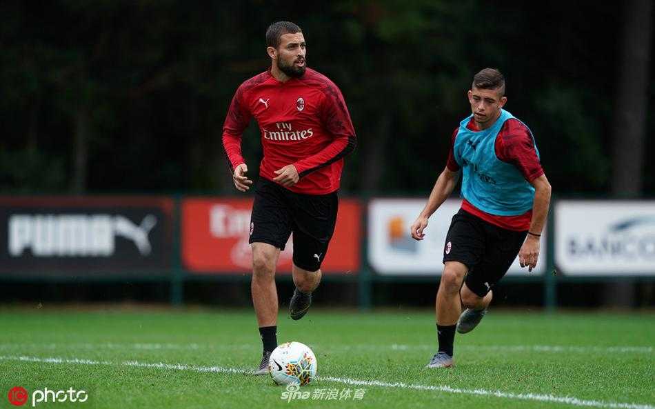 训练结束后，全队围成圆圈进行核心拉伸，恰尔汗奥卢与罗马尼奥利相视而笑，队友们的手臂搭在一起，形成红黑色的同心圆