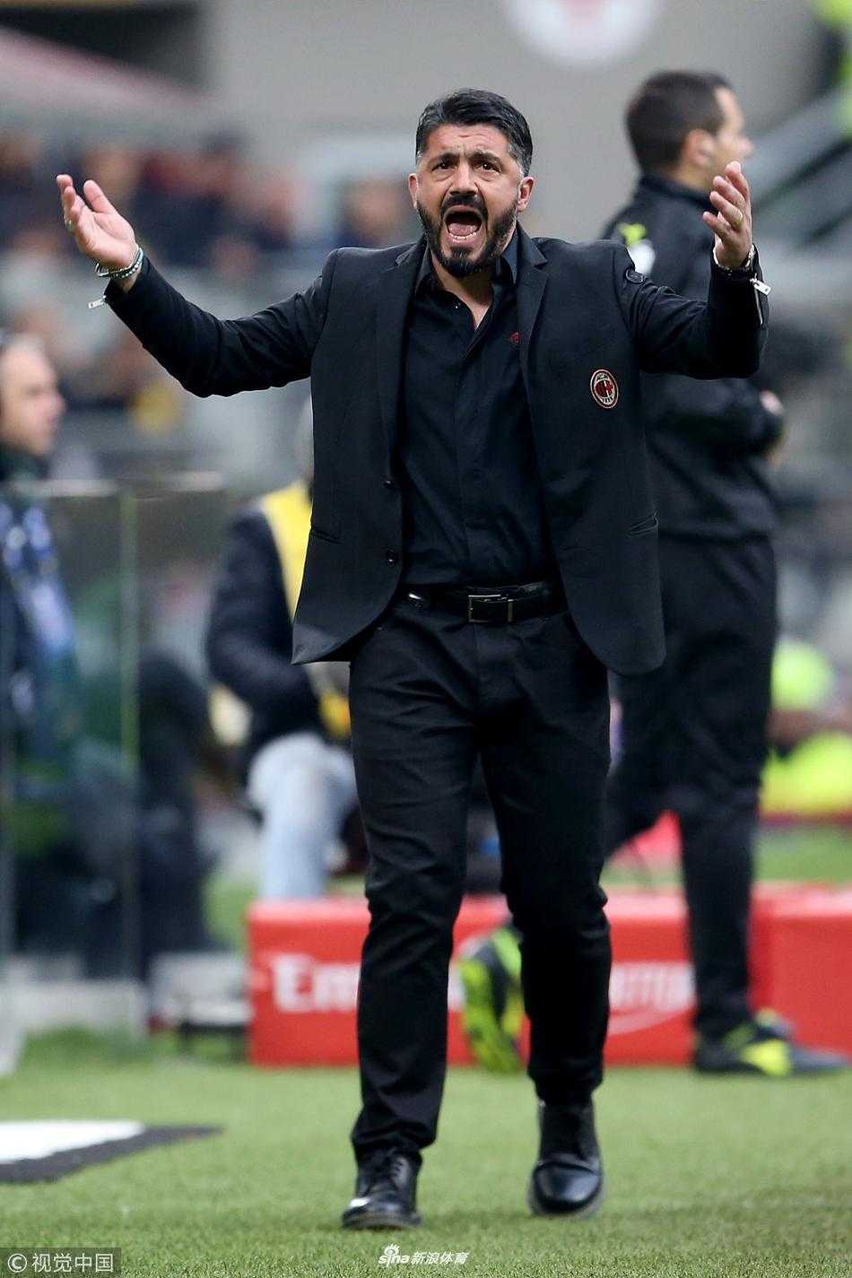 恰尔汗奥卢在人群中巧妙护球，眼神坚定地观察着队友的跑位，他的每一次触球都试图为球队带来变化。