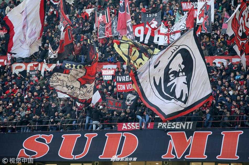 阿巴特与对方球员在边线附近激烈争抢，两人肌肉紧绷，眼神中透露出对球权的极度渴望，展现了比赛的残酷与魅力。