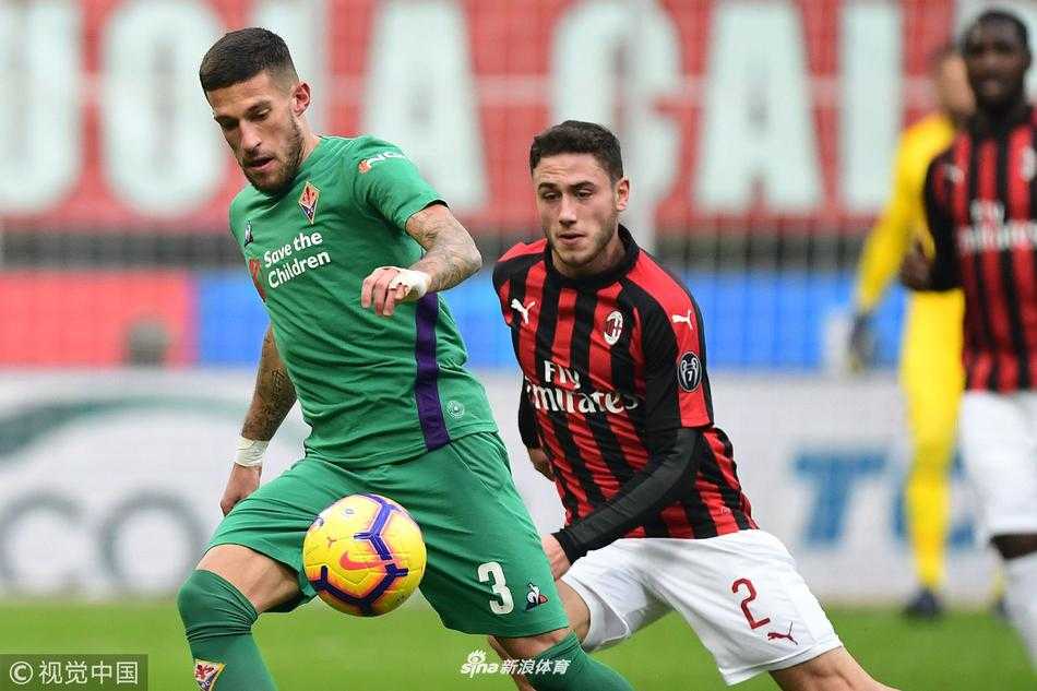 伊瓜因高高跃起与对方后卫争顶头球，他在空中姿态舒展，展现了极强的求胜欲望，是米兰进攻端最倚仗的武器。