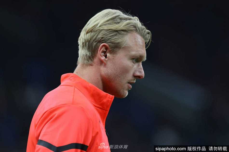 克亚尔在比赛中奋力拼抢，他舒展的身体与坚定的神情，构成了一幅关于勇毅与决心的画卷。