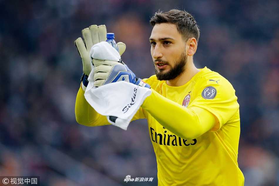 伊瓜因带球强行突破，他压低重心，利用爆发力从两名防守球员的缝隙中穿过，展现了顶级射手的精湛技艺。