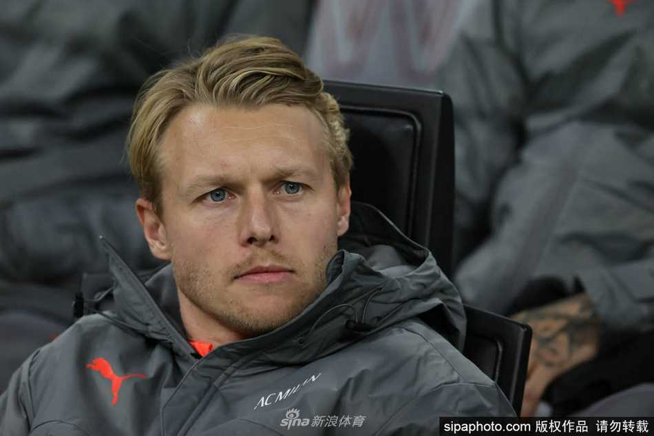 身披红黑战袍的克亚尔，目光如炬地凝视着前方，仿佛在用眼神筑起一道对手难以逾越的城墙。