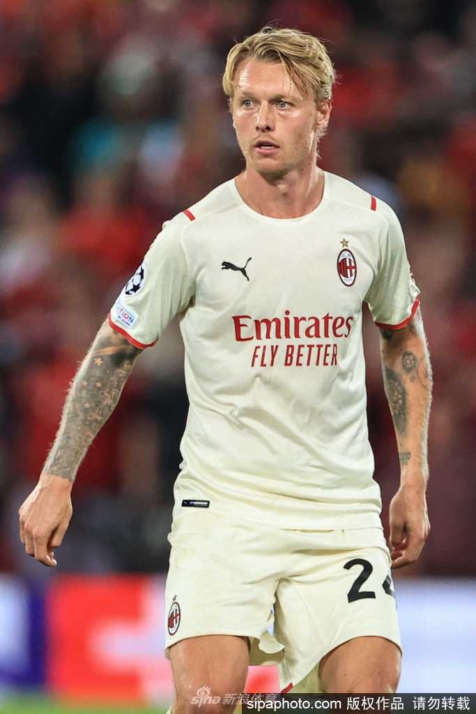 克亚尔身披丹麦国家队战袍，神情肃穆地站在场上，队长袖标在他臂上熠熠生辉，仿佛在无声地宣告着守护者的誓言。