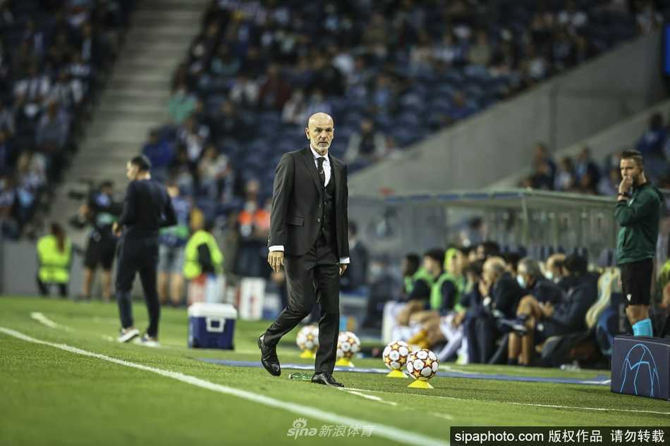 米兰训练场上阳光明媚，皮奥利神情专注地向球员们讲解战术，伊布等核心球员围在身边认真聆听，将帅之间展现出无比的默契与信任