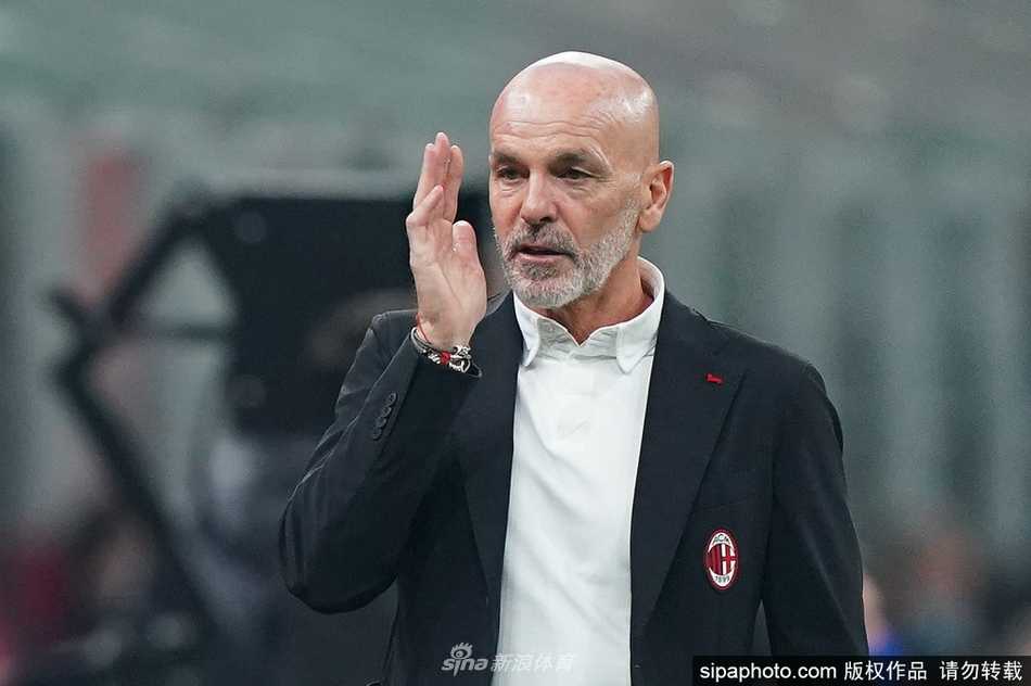 米兰主帅皮奥利在比赛场边目光坚毅地注视着场上局势，他的手势仿佛正在向球员下达关键指令，指挥着球队的每一次攻防转换