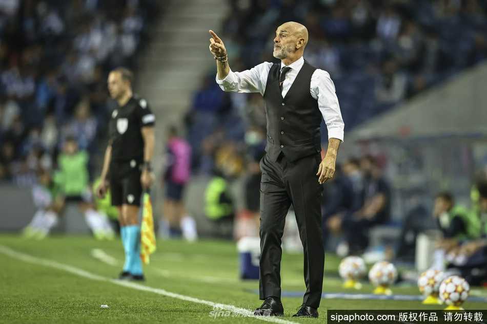 圣西罗球场的夜幕下，皮奥利与他的教练组成员在赛后向看台上的球迷鼓掌致意，南看台死忠球迷区旗帜飘扬，共同庆祝一场来之不易的胜利