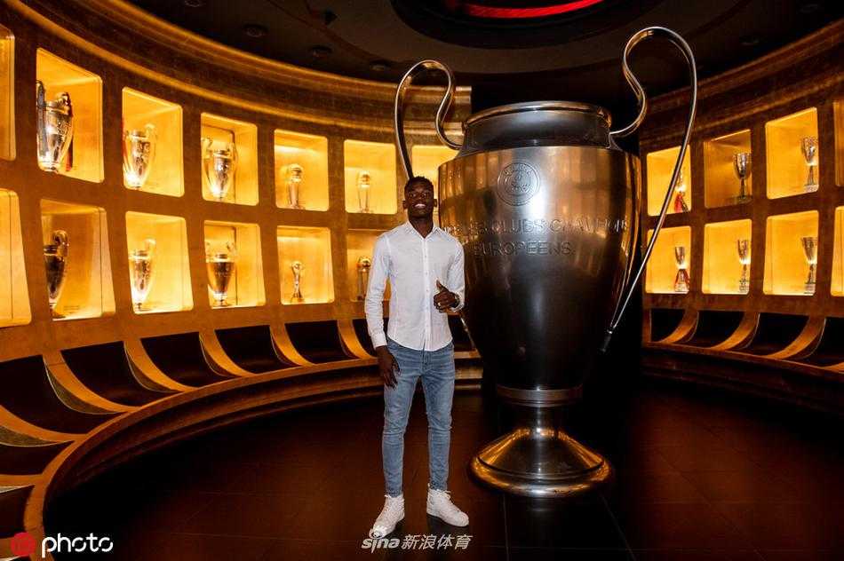 拉斐尔·莱奥在米兰内洛训练基地进行拉伸训练，身体线条展现出顶级职业运动员的力量与柔韧性。