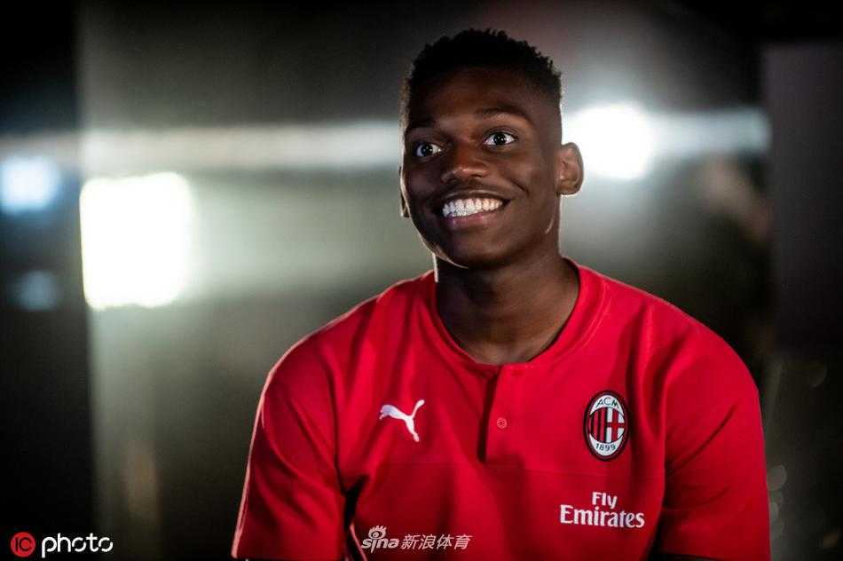 拉斐尔·莱奥在镜头前整理AC米兰球衣，举手投足间已流露出红黑军团一员的归属感与自豪。