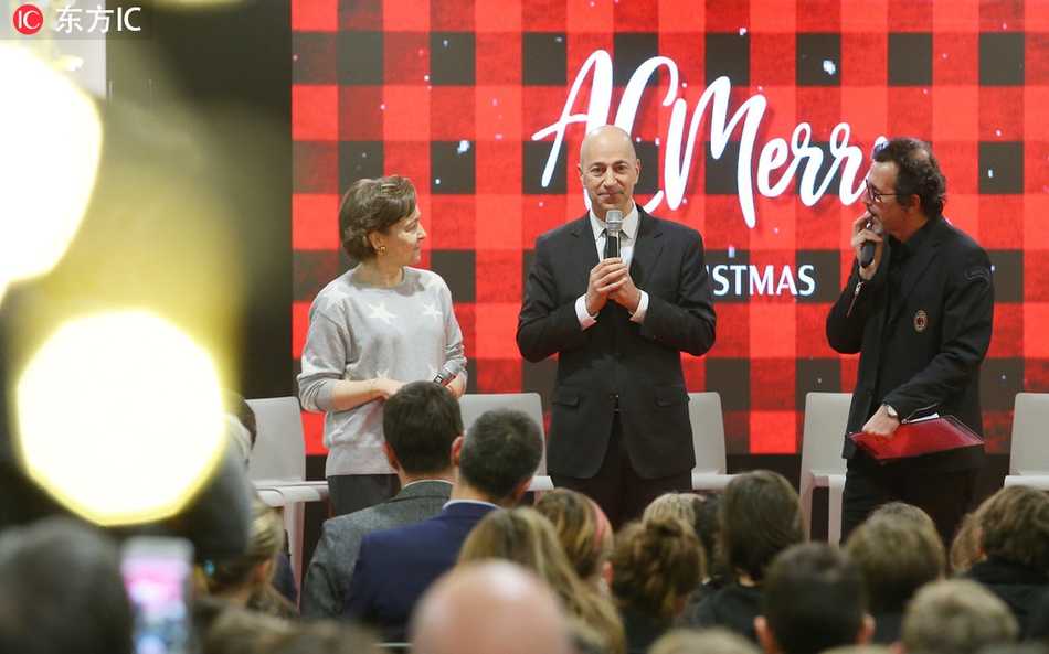 红黑军团的未来希望:AC米兰青年队的圣诞传承 长桌上摆满了传统的意大利圣诞甜点,一位小球员正调皮地用手指蘸取奶油,旁边的队友看到后开怀大笑,主教练站在一旁非但没有制止,反而露出了慈父般的笑容。