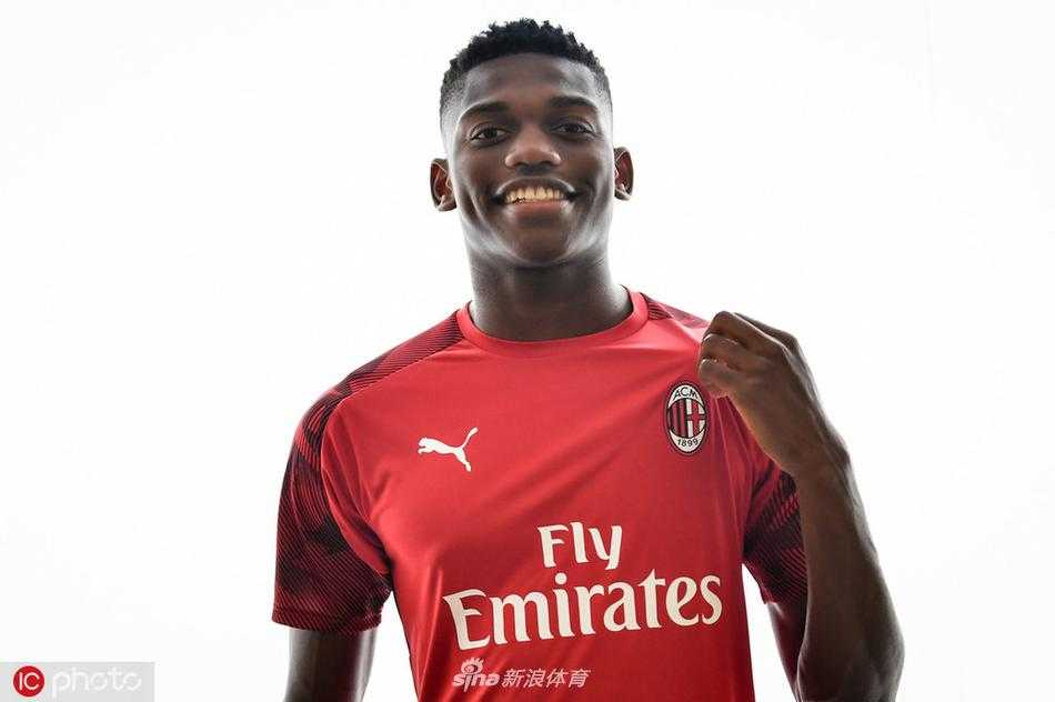 在米兰总部的亮相仪式上，拉斐尔·莱奥手持新赛季战袍，背后是红黑军团的荣耀徽章，新篇章正式开启。