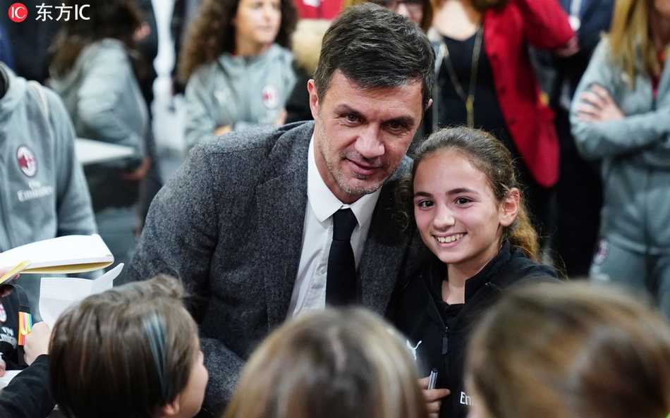 红黑军团的未来希望:AC米兰青年队的圣诞传承 几位年轻球员在派对结束后主动留下帮忙打扫卫生,他们一边清理桌面一边哼着圣诞歌曲,展现了球队严谨的纪律和良好的教养,红色的圣诞帽在灯光下格外耀眼。