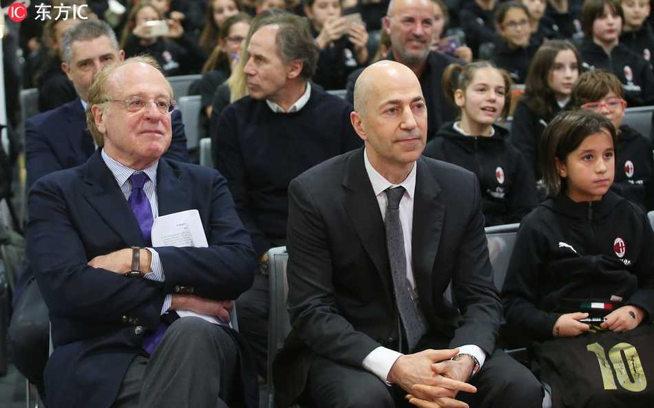 红黑军团的未来希望:AC米兰青年队的圣诞传承 派对接近尾声,全体青年队成员与教练组在巨大的俱乐部会徽背景下合影留念,每个人都拿着俱乐部定制的圣诞贺卡,画面定格了这支红黑军团后备军最温馨的瞬间。