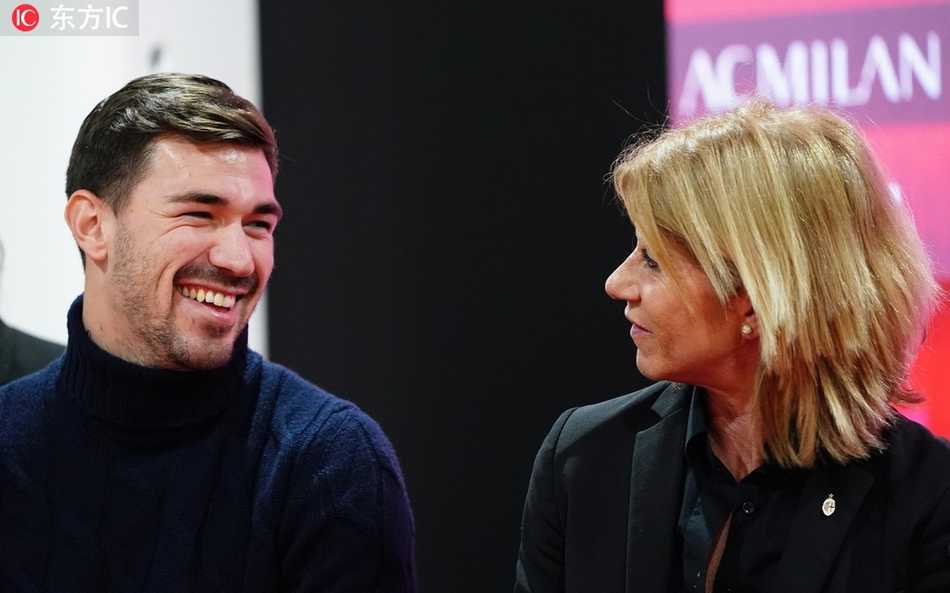 红黑军团的未来希望:AC米兰青年队的圣诞传承 深夜的米兰内洛基地,青年队宿舍的窗户里透出暖黄色的灯光,窗户上贴着孩子们亲手剪裁的红色圣诞老人贴纸,仿佛在向这座伟大的俱乐部诉说着新年心愿。