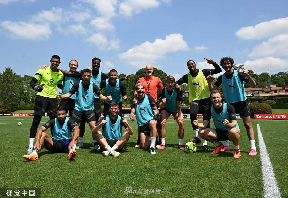 伊布拉希莫维奇在训练中专注凝望，眼神中既有王者的坚毅，也透出一丝告别前的深邃