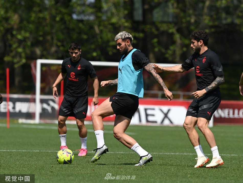 吉鲁主罚点球瞬间，气质沉着如冰山，皮球划过一道自信的弧线直钻网窝