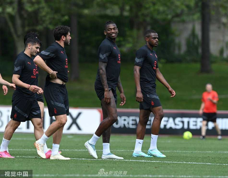 莱奥带球疾驰如红色闪电，突破维罗纳防线，每一步都充满青春无畏的力量