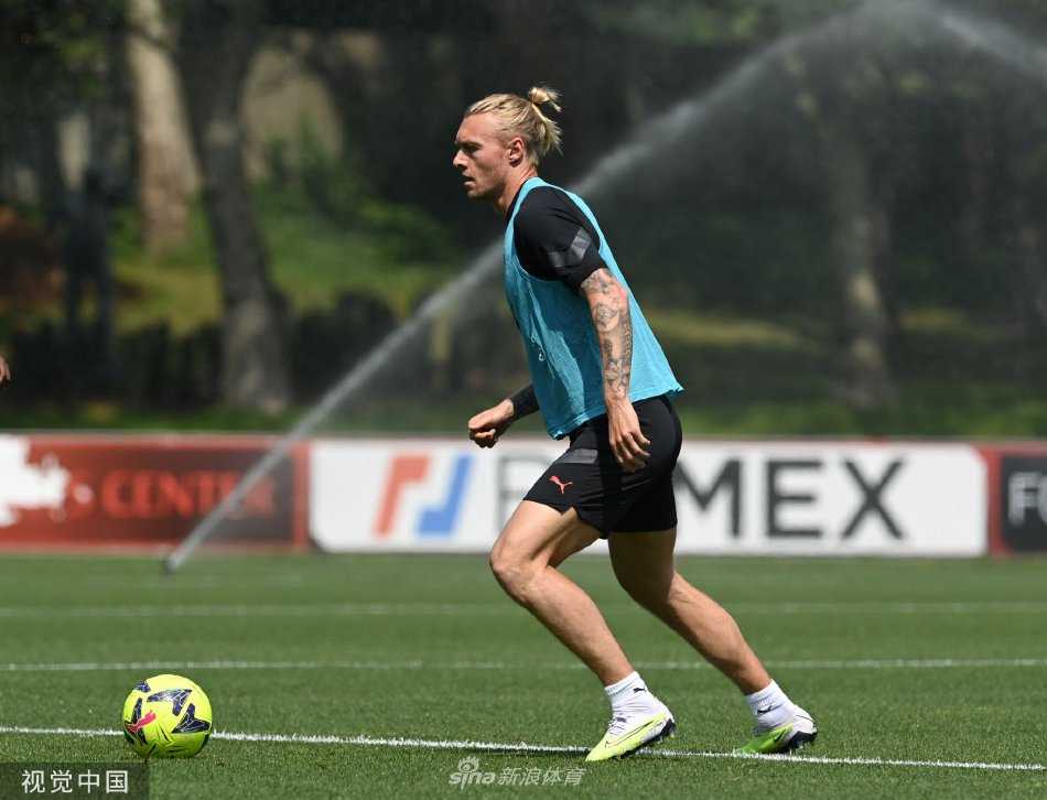 特奥埃尔南德斯与队友进行高强度对抗训练，肌肉碰撞展现现代足球的力量与速度之美