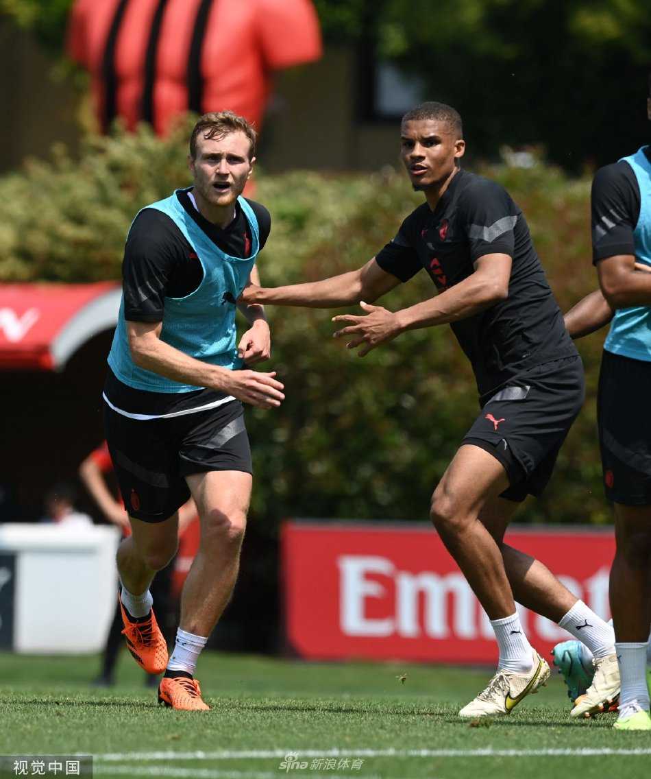 伊布与主帅皮奥利在场边并肩而立，低声交流，仿佛在完成最后一次战术传承