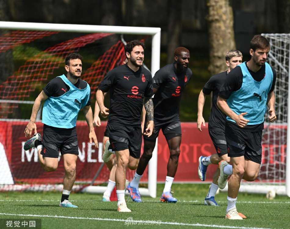 全队围拢在一起进行赛前战术部署，每一张面孔上都写满了对胜利的渴望与专注